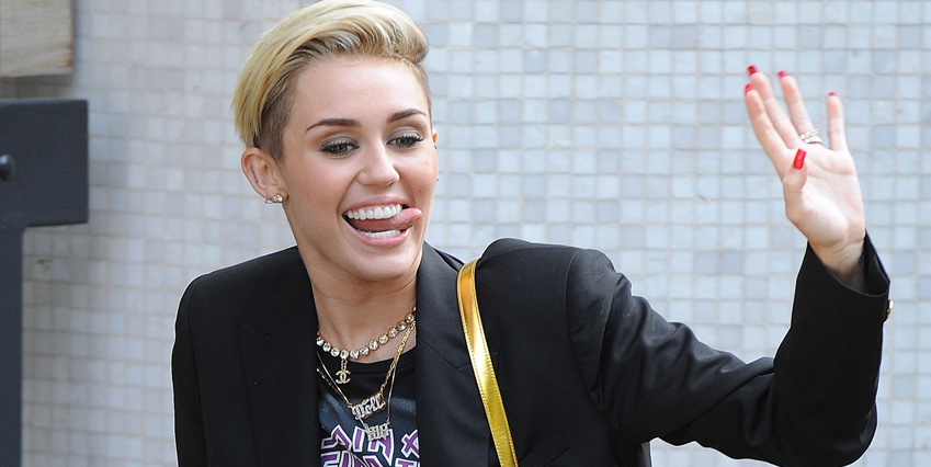 H&auml;r passar Miley p&aring; att h&auml;lsa till fansen p&aring; v&auml;g till ITV Studios i London.