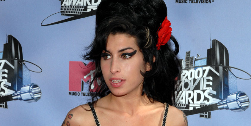 Även Amy Winehouse var 27 år gammal när hon hittades död 2011. Dödsorsaken är inte fastställd men många menar att det var en del droger med i spelet.