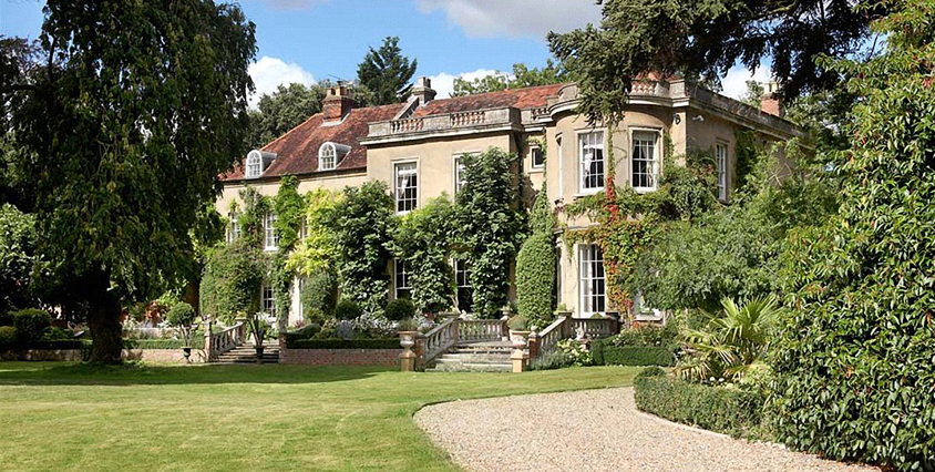 Huset ligger i det natursk&ouml;na Sonning, som ligger med bara en timmes bilf&auml;rd fr&aring;n slottet i Downtown Abbey. 