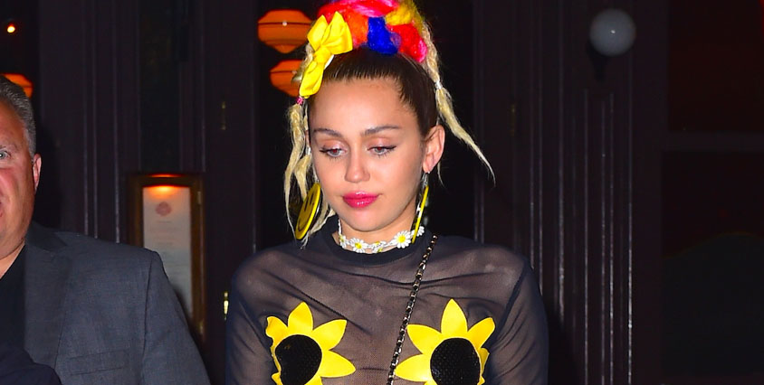 Historien &aring;terupprepar sig f&ouml;r Miley Cyrus har &auml;ven hon haft problem med droger sedan hon br&ouml;t kontakten med sin pappa. Miley dyker g&auml;rna upp i h&auml;pnadsv&auml;ckande utstyrslar och rakade &auml;ven hon av sig h&aring;ret f&ouml;r att sl&aring; sig fri fr&aring;n att vara 