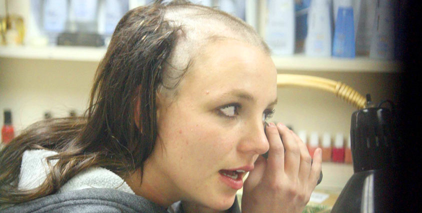 Britney fick 2007 ett nervsammanbrott efter skilsm&auml;ssan med sitt ex och sp&aring;rade ur totalt under en period. Hon tog droger, rakade huvudet och slogs mot fotografer.
