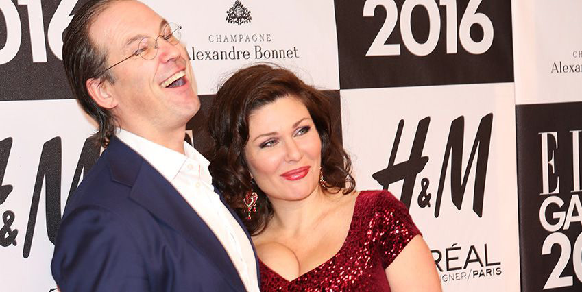 Anders och Dominika beskrivs vara upp över öronen förälskade i varandra.