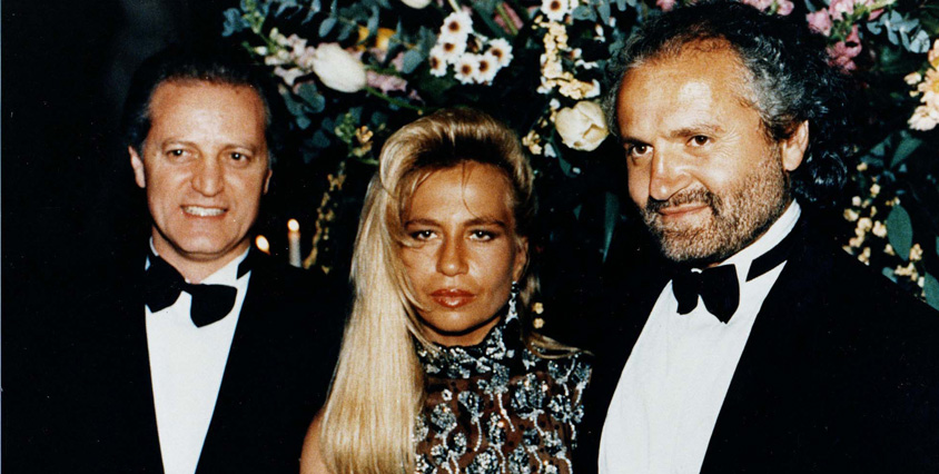 Han hade &auml;ven en mycket n&auml;ra relation till sina syskon, Santo och Donatella Versace. 