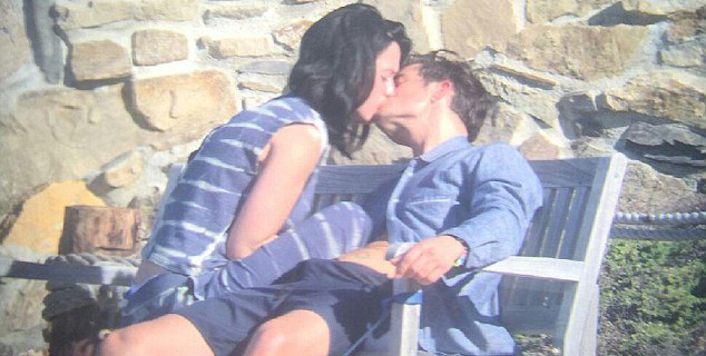 Nu har Katy Perry och Orlando Bloom f&aring;ngats p&aring; bild n&auml;r de ton&aring;rsh&aring;nglar p&aring; en b&auml;nk.