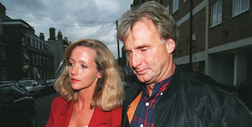 Utan om parets nanny. 1994 hamnade hustrun p&aring; sjukhus efter en ridolycka, d&aring; passade s&aring;ngaren p&aring; att f&ouml;rf&ouml;ra den d&aring; 19-&aring;riga nannyn.