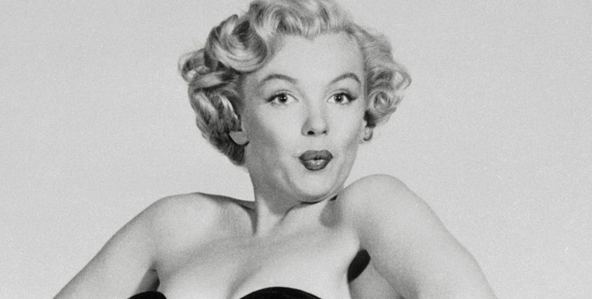 Blott 36 år gammal dog kanske världens främsta ikon Marilyn Monroe under märkliga omständigheter 1962.