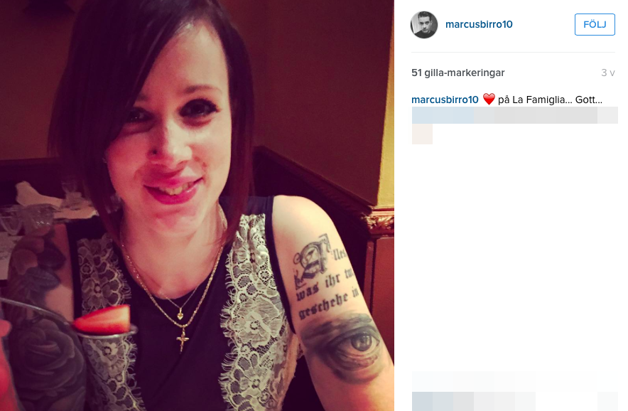 Hon tatuerade därför in Birros öga på sin vänster arm.