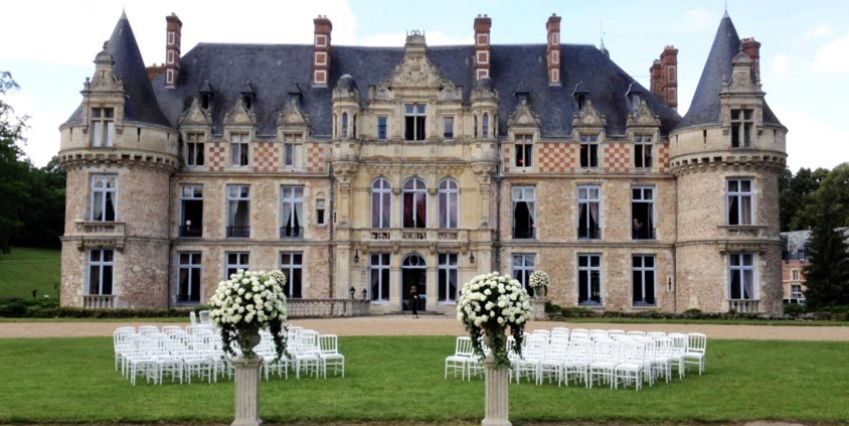 Paret gifte sig på lyxiga Chateau d’Esclimont utanför Versailles i Frankrike.