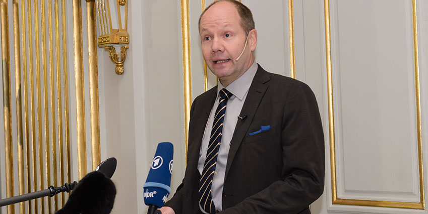 S&aring; h&auml;r &auml;r vi vana att se honom. Peter Englund f&ouml;rkunnar vem som f&aring;r Nobelpriset i litteratur. Nu har Skatteverket f&ouml;rkunnat att han m&aring;ste betala f&ouml;rm&aring;nsskatt och skattetill&auml;gg f&ouml;r sitt torp.
