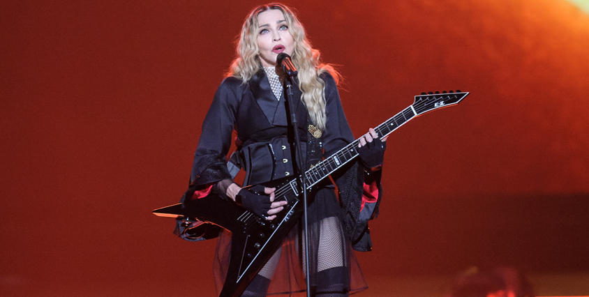 Trots att Madonna &auml;r 57 &aring;r s&aring; &auml;r det ingenting som stoppar henne fr&aring;n att sl&auml;nga p&aring; sig sexiga kl&auml;der och dra ut p&aring; v&auml;rldsturn&eacute;. 