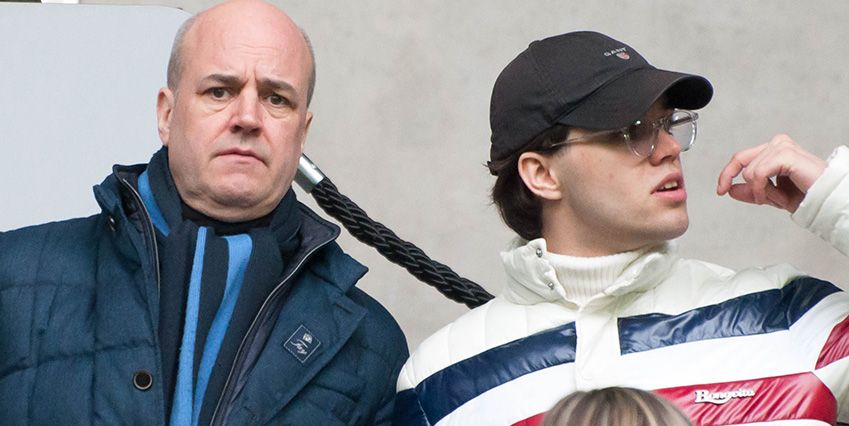 Fredrik Reinfeldt lär sitta bänkad framför tv:n för att följa sonen Eriks äventyr.