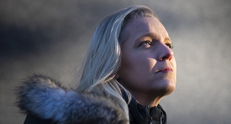 Carina Bergfeldt attackerad av man med penna