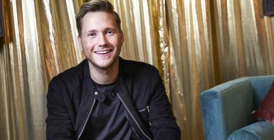 Viktor Frisk visar nya k&auml;rleken Andreas, 43