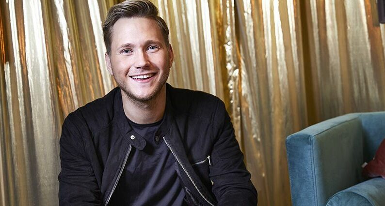 Viktor Frisk visar nya k&auml;rleken Andreas, 43