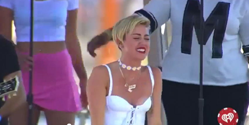 Under s&aring;ngen s&aring;g man tydligt hur Miley b&ouml;rjade gr&aring;ta.