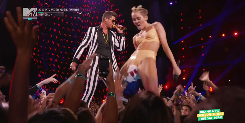 Miley har fått mycket kritik för att hon juckade och lipade för mycket på MTV-galan.