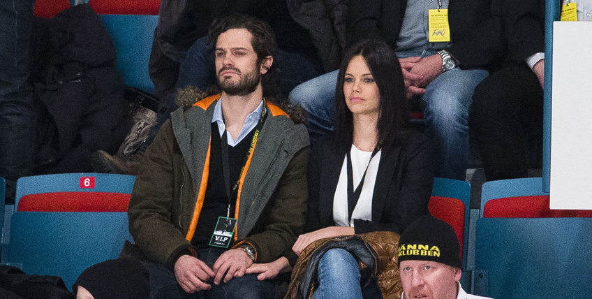 H&auml;r h&aring;ller paret hand under en hockymatch i februari.