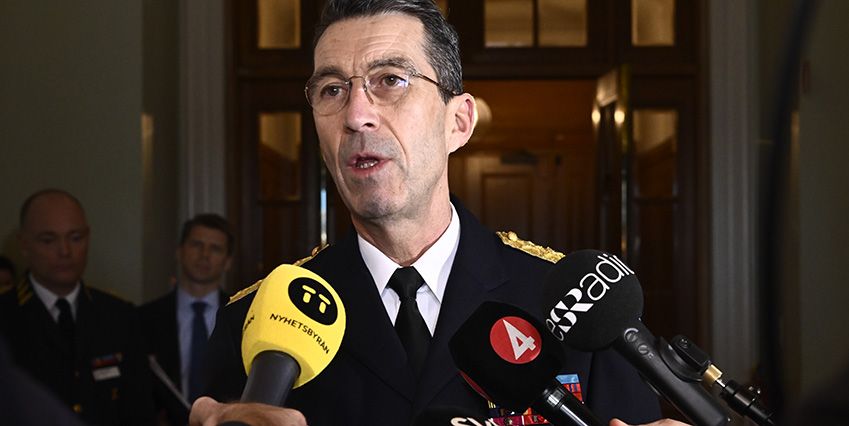 Micael Byd&eacute;n &auml;r ansvarig f&ouml;r &ouml;ver 23 000 personer i F&ouml;rsvarsmakten men han f&ouml;rm&aring;r inte beh&aring;lla sina uniformsbyxor p&aring;.