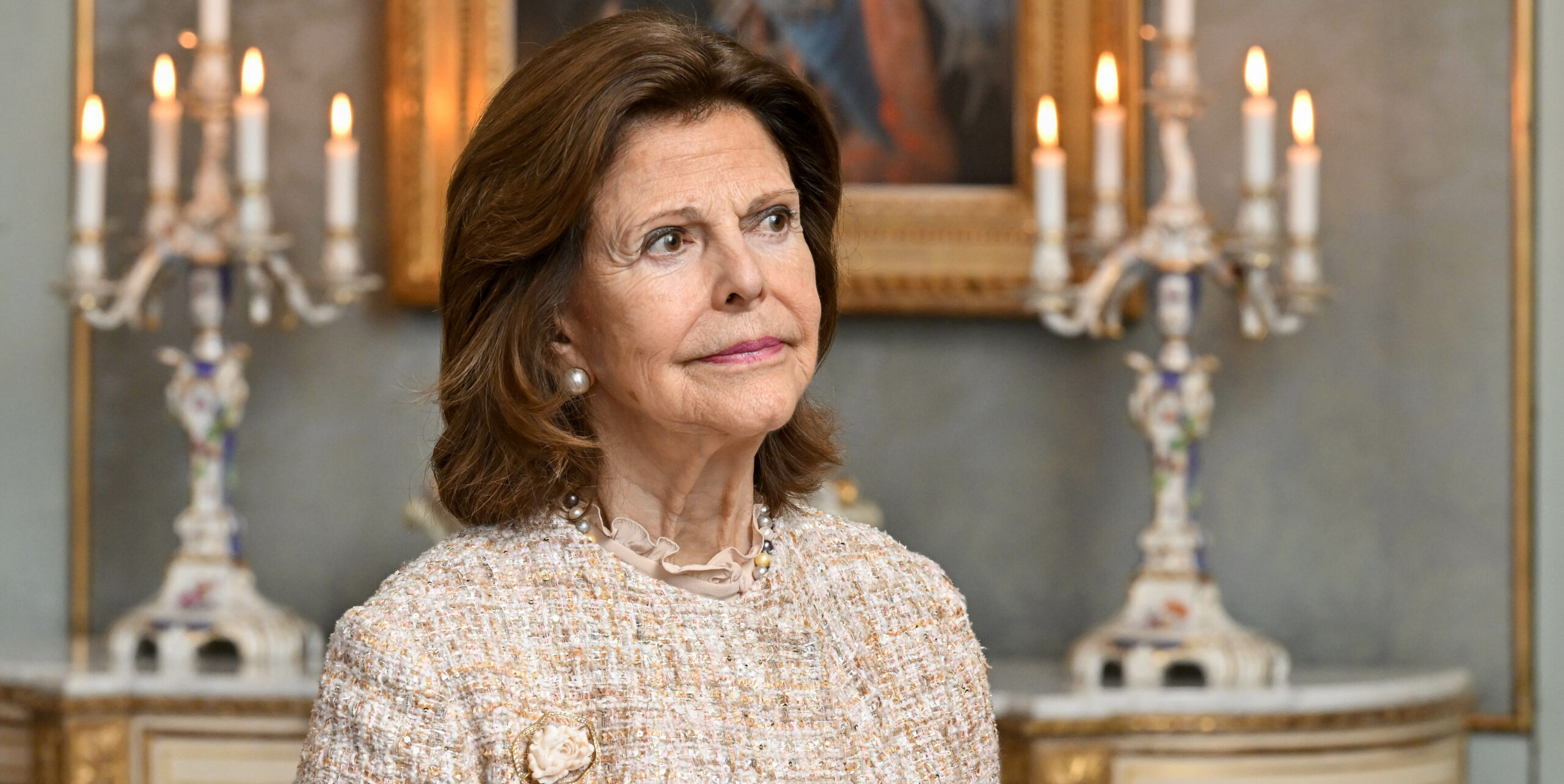 Drottning Silvia Halsooro Stor scaled - Stoppa Pressarna