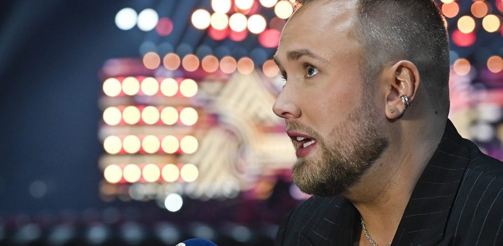 Edvin Törnblom attackeras gång på gång av Alex Schulman.
