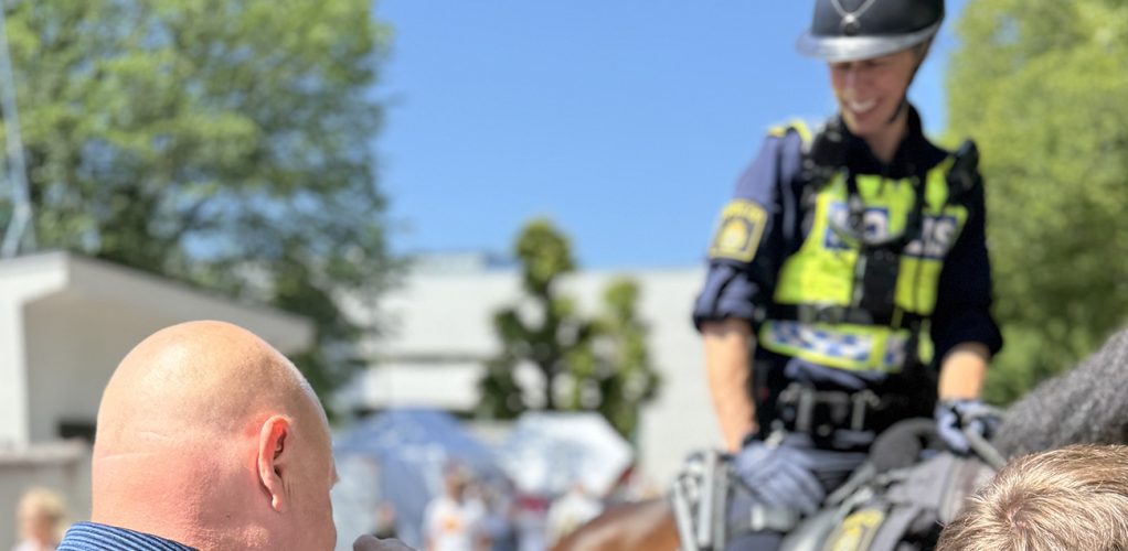 Poliskvinnan fortsätter le, Anders Bagge verkar gå loss.