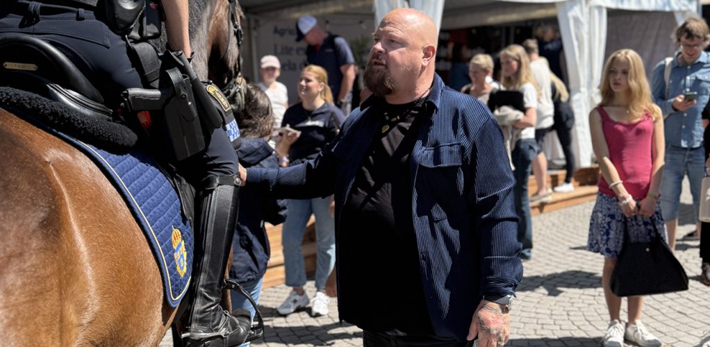 Anders Bagge söker ett ok från den kvinnliga polisen som nickar bifall.