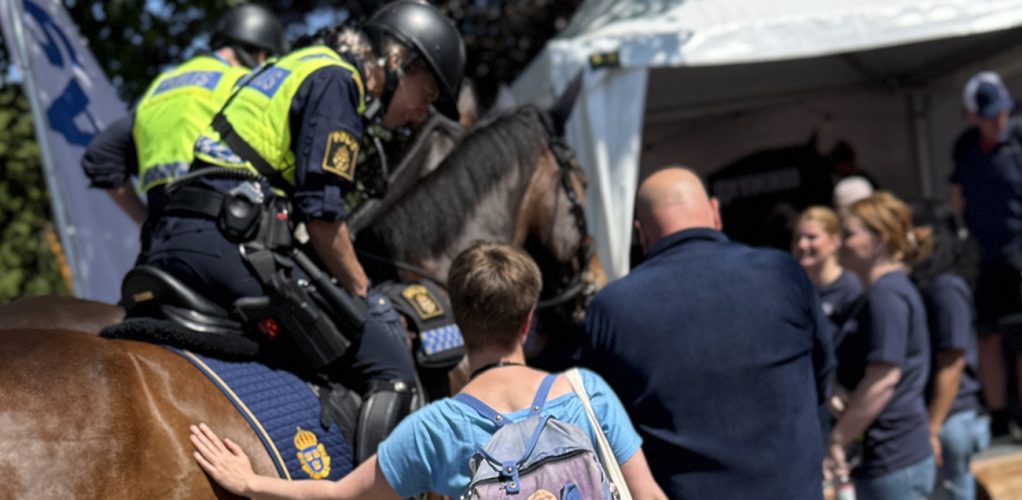 Poliskvinnan granskar Idol-profilens mobil.