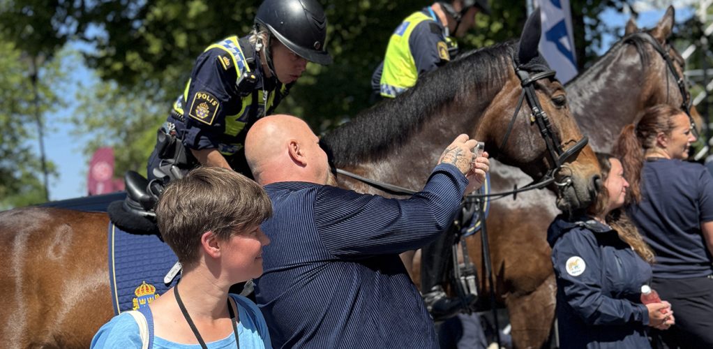 Poliskvinnan vill ta del av allt i Bagges telefon.