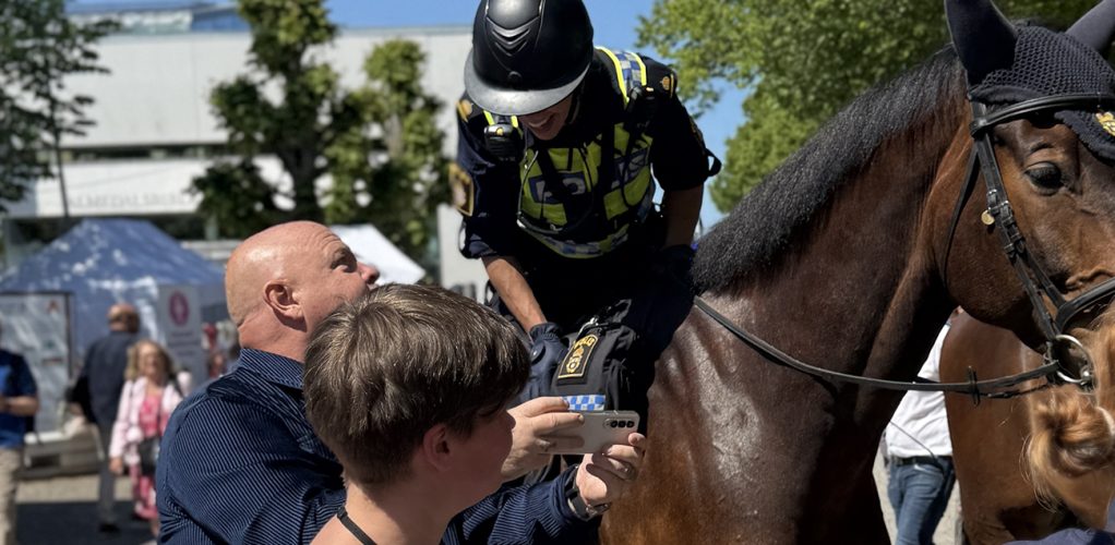 Här ser det ut som att Anders Bagge förklarar något för den kvinnliga polisen.