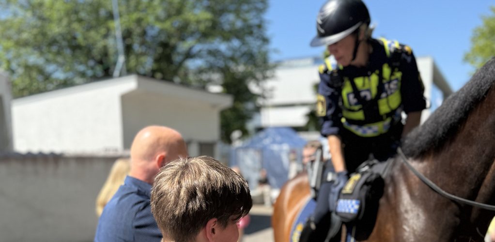 Poliskvinnan lyssnar tålmodigt på Bagge.