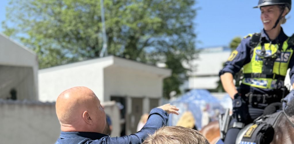 Här kan man skönja ett leende från poliskvinnan. Hon verkar köpa Bagges förklaring.
