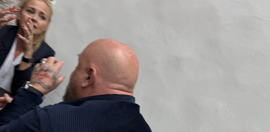 Paret fastnade i sin diskussion.