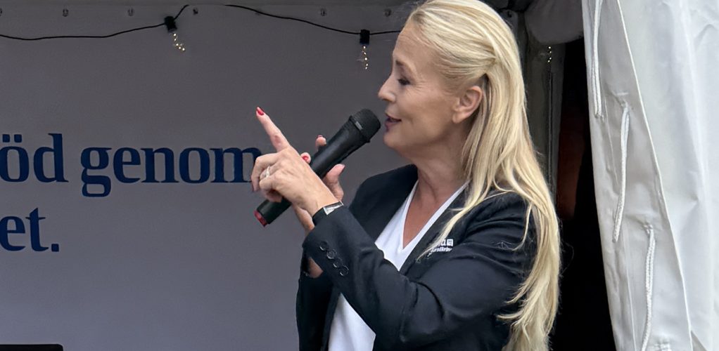 Hon hytter med sitt finger och det är uppenbart att mötet med Anders satt spår.
