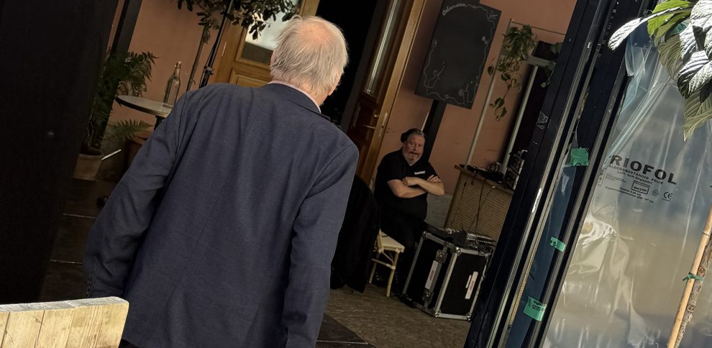 Bert Karlsson mår inte bra, vi får hoppas han fick hjälp.