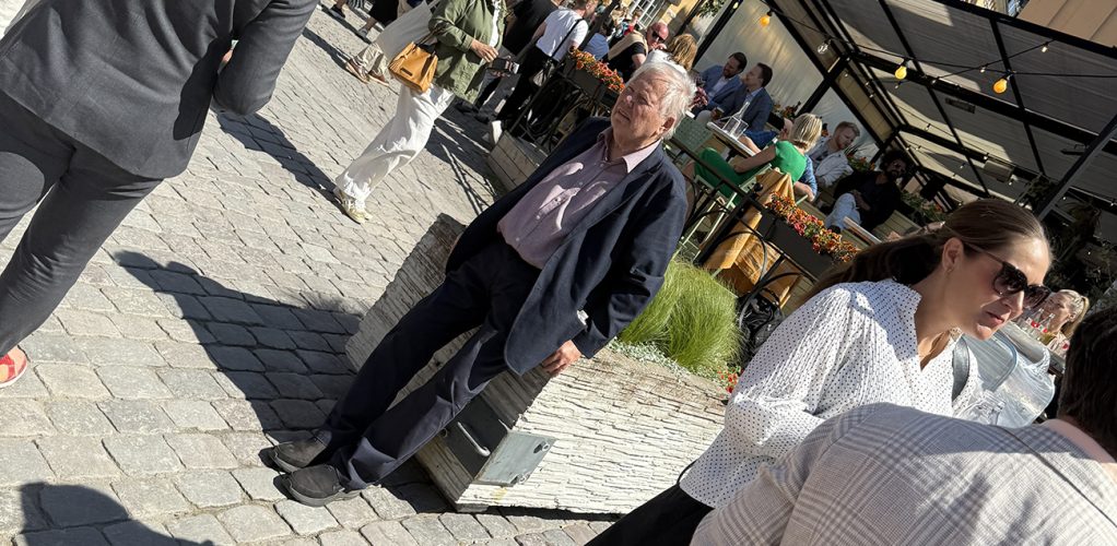 Entreprenören från Skara lutar sig mot ett betonghinder.