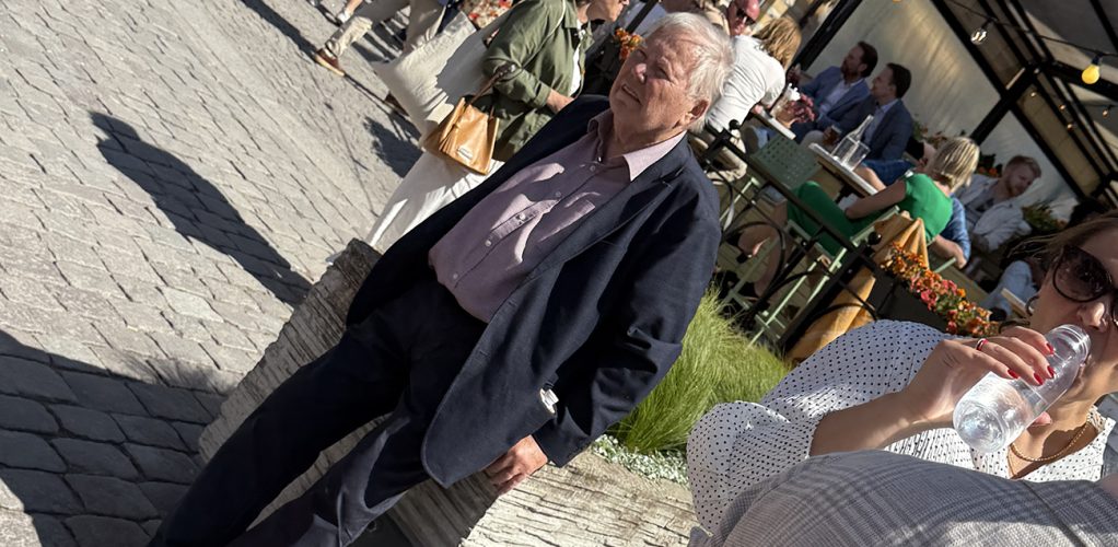 Det är uppenbart att han har svåra smärtor, de förbipasserande bryr sig inte.