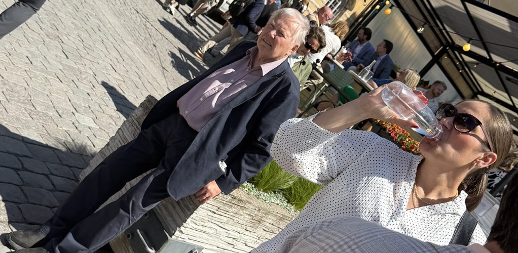 Värmen och solen gör det inte lättare för Bert Karlsson.