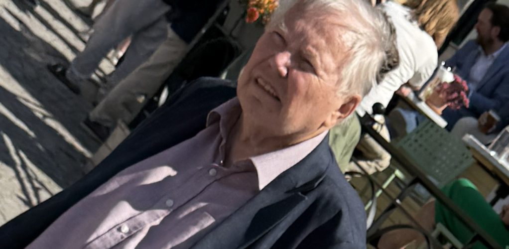 Han grimaserar och det är oroväckande.
