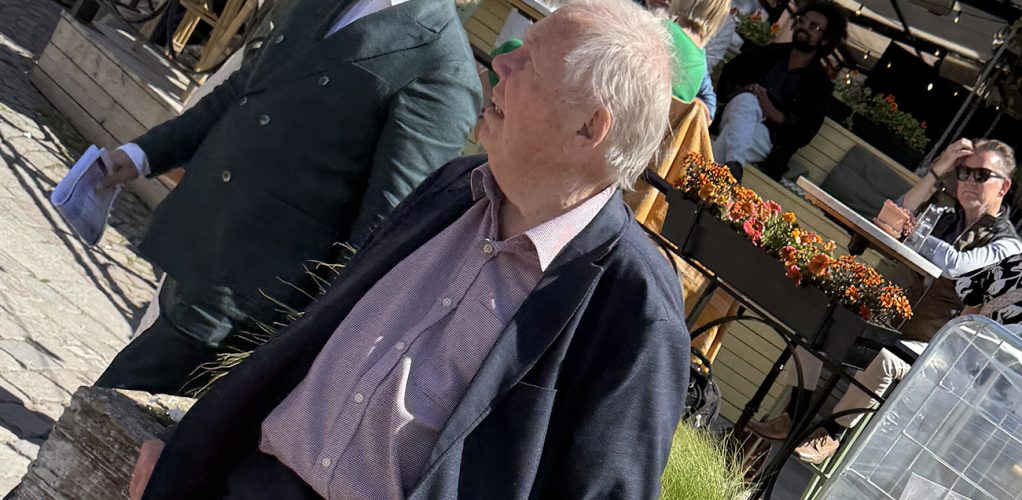 Här ser Bert ut att spana efter hjälp.