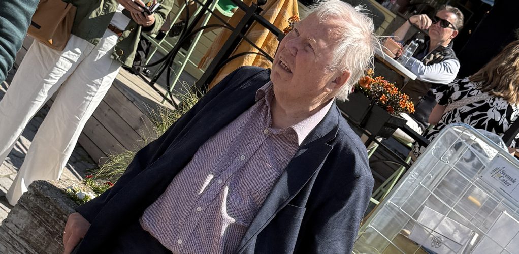 Det är dock ingen som hjälper honom.