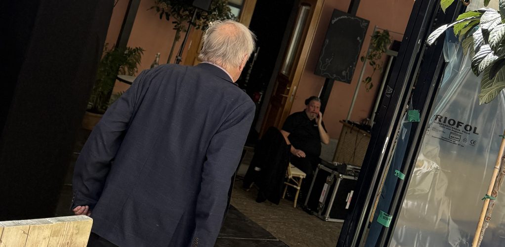 På ostadiga ben lyckas Bert Karlsson till slut uppsöka skugga.