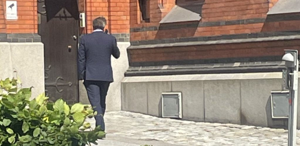 Chris agiterade diskussion fortsatte. Han var tvärilsk och vägrade be om ursäkt för att han inte hälsat på prinsessan Christina.
