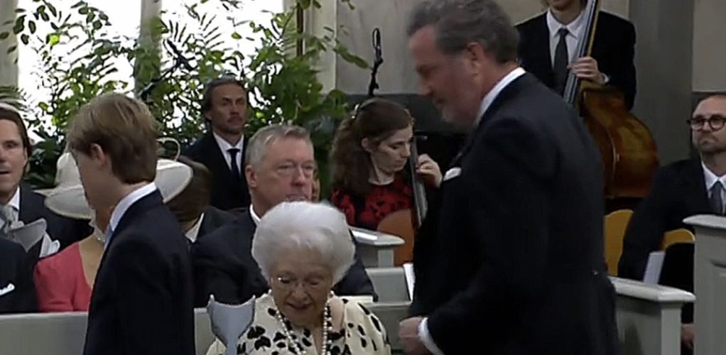 Här ser vi tydligt hur Chris helt nonchalerar prinsessan Christina, något som gjort prinsessan Madeleine uppbragt.