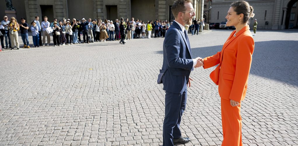 Här träffar Victoria socialminister Jakob Forssmed, hon får aldrig vara ledig.