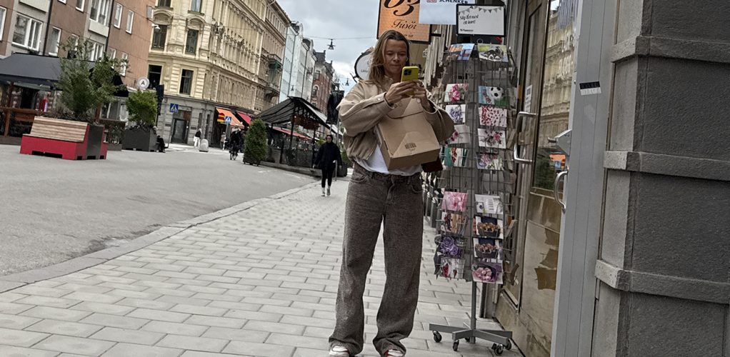 Margaux Dietz verkar ha hämtat ut ett paket, numera måste hon betala för saker hon beställer på nätet.
