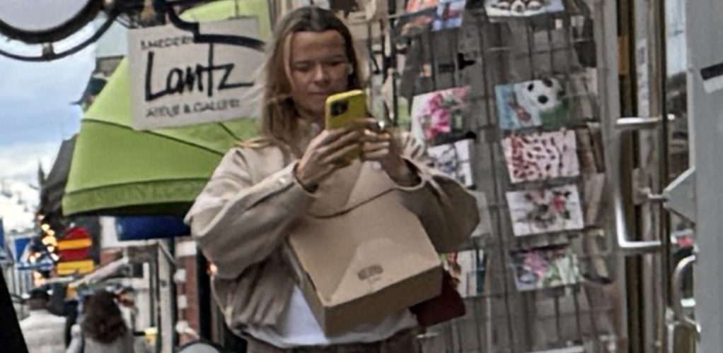 Margaux Dietz rör sig sällan på stan och när hon väl kommer ut är det ingen rolig syn.