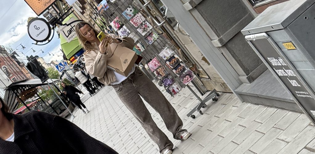 Kanske Margaux stod med sin telefon för att man skulle känna igen att det var hon?