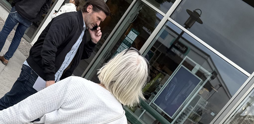 Marin Melin fångade nyfikna blickar från flera kvinnor när han skred fram på Östercentrum i Visby,