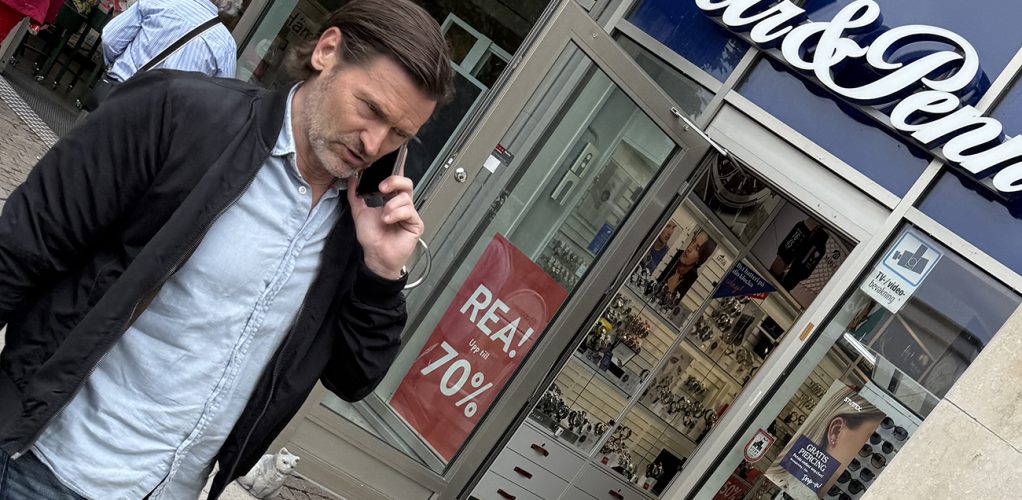 Martin Melin var väldigt inne i sitt samtal.
