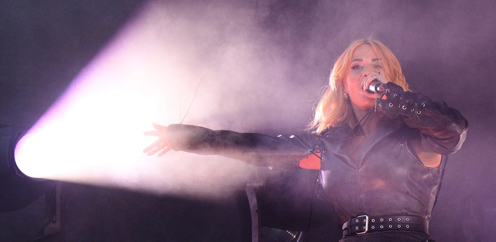 Molly Sandén blir stark tack vare musiken, så kan hon övervinna sina kärleksproblem.